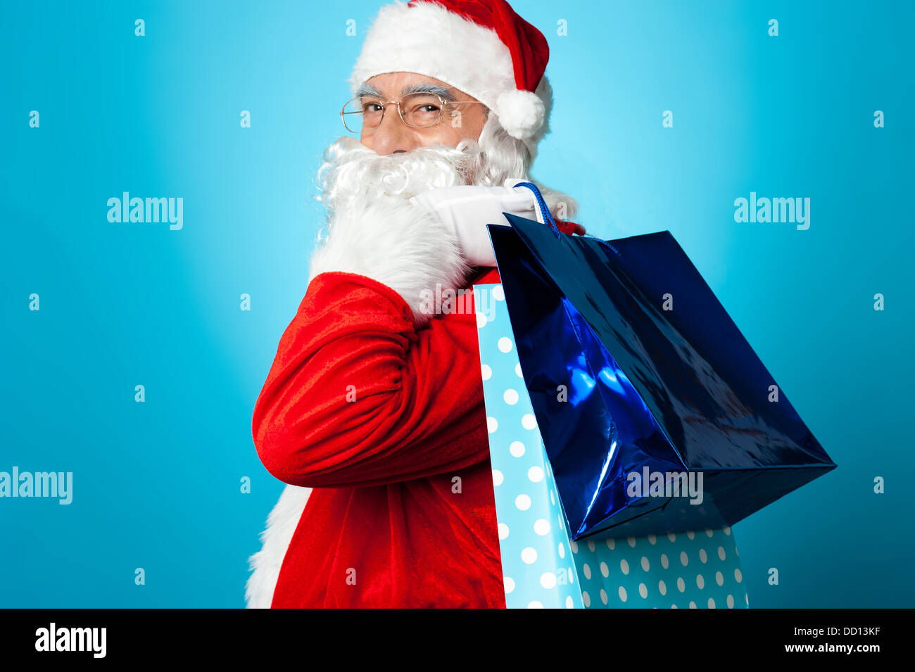 Lets go shopping mit Santa dieses Weihnachten. Kris Kringle Einkaufstaschen tragen. Stockfoto