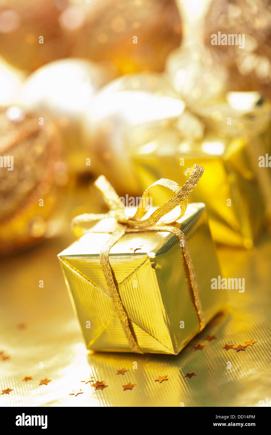 Goldene Weihnachtsgeschenke und Dekoration Stockfoto