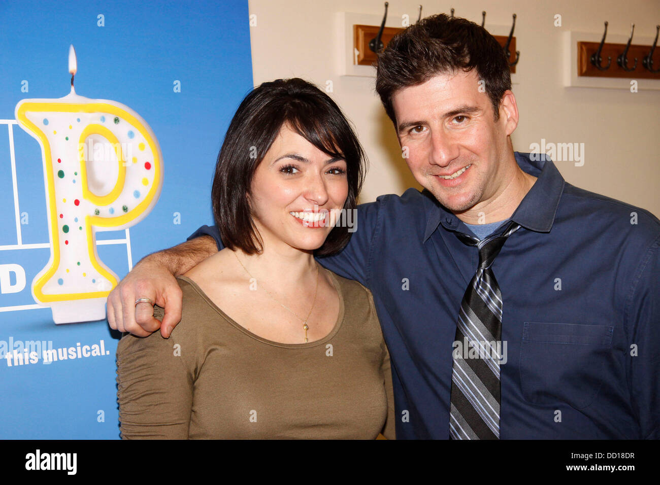 Joanna Young und David Josefsberg der Besetzung und kreativen Team von "Bewertete P für Elternschaft" führen bei einem Meet &amp; greet bei Pearl Studios New York City, USA - 19.01.12 Stockfoto