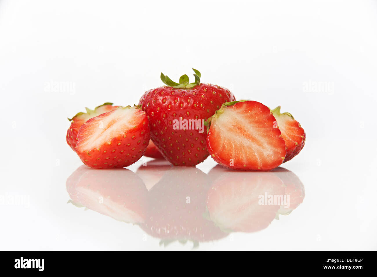 Studioaufnahme von Erdbeeren auf weißem Hintergrund mit Reflexion Stockfoto