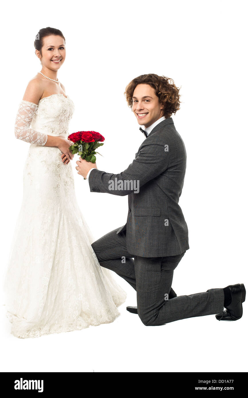 Bräutigam auf seinem Knie Liebe machen, Hochzeit Vorschlag. Stockfoto