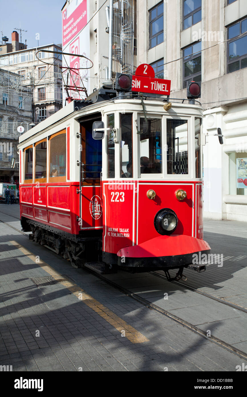 Nostalgische Straßenbahn auf der Istiklal Caddesi in Istanbul, Türkei. Stockfoto