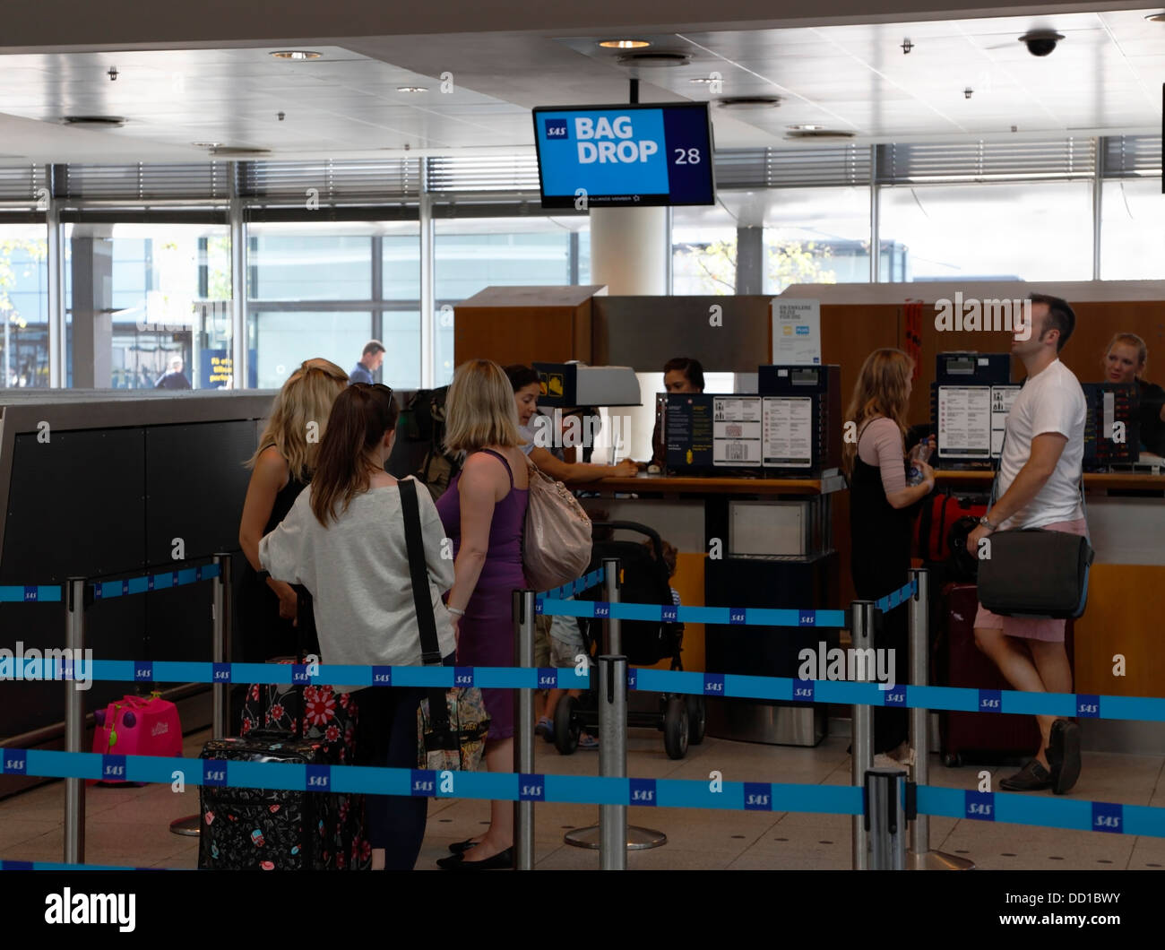 Die Tasche fallen im Bereich Check-in am Flughafen Kopenhagen, CPH in Kastrup, Dänemark. Stockfoto