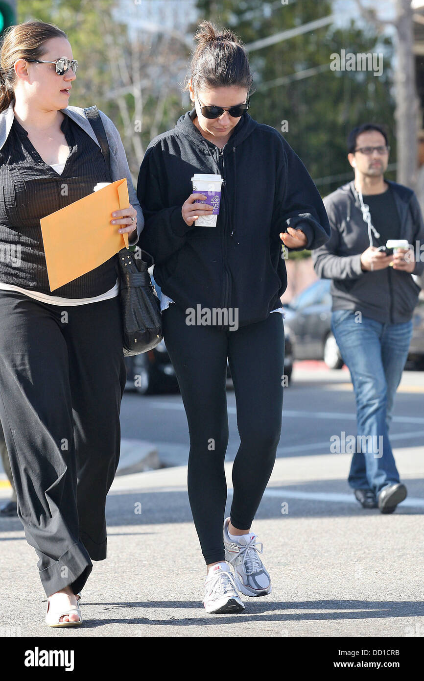 Mila Kunis Unterwegs In Beverly Hills Los Angeles Kalifornien 24 01 12 Ungeschminkt Stockfotografie Alamy
