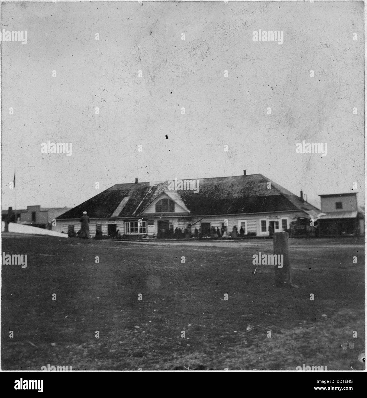 Das Old Russian Trading House in Sitka, Alaska, ist ein historisches Gebäude, das während der russischen Kolonialzeit in Alaska einst als Drehscheibe der russisch-amerikanischen Kompanie diente. Es steht als Symbol des frühen russischen Einflusses in Nordamerika. Stockfoto