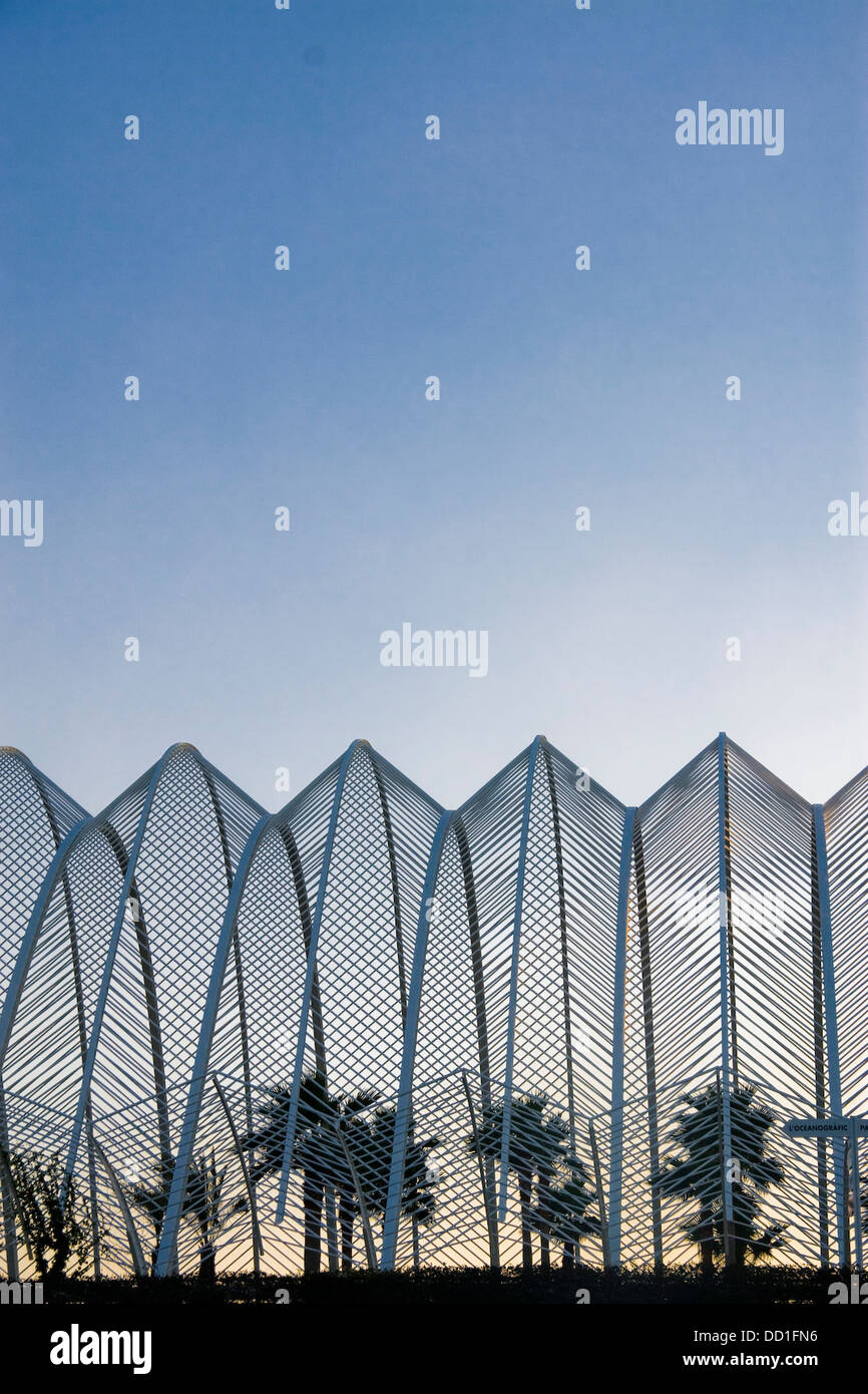 Ein Blick auf das Umbracle, ein halb überdachten Platz für Pflanzenarten wachsen, in der Ciutat de Les Arts ich Les Effizienzgewinne Komplex Stockfoto