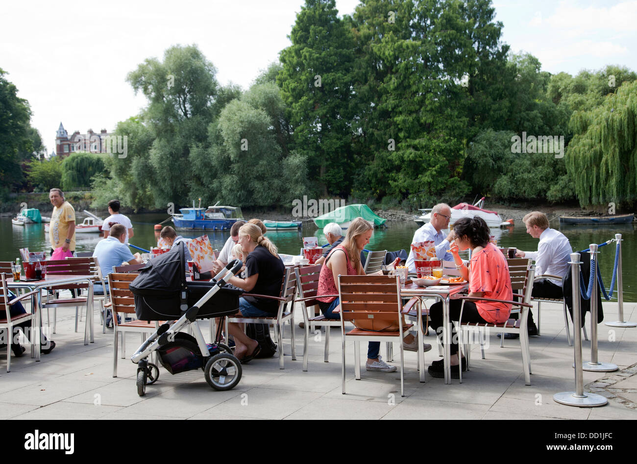 Menschen bei Slug & Salat Restaurant auf Richmond Riverside Cafe - TW9 - London UK Stockfoto