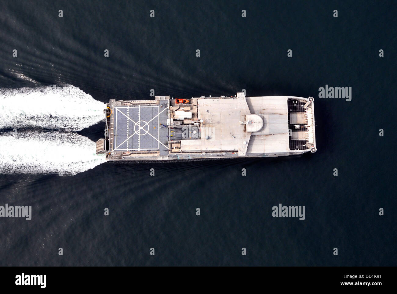 US Navy Military Sealift Command gemeinsame High-Speed-Schiff USNS Speerspitze führt High-Speed-Studien 20. August 2013 vor der Küste von Virginia. Die USNS Speerspitze erreicht Geschwindigkeiten von 40 Knoten während der Prüfung. Stockfoto