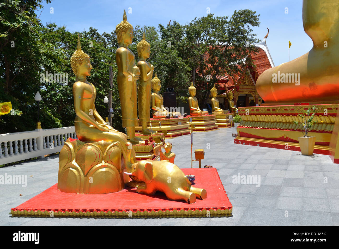 Buddha-Statuen in Pratumnak Hill Pattaya – Wat Khao Phra Yai Geburt Tage der Woche Stockfoto