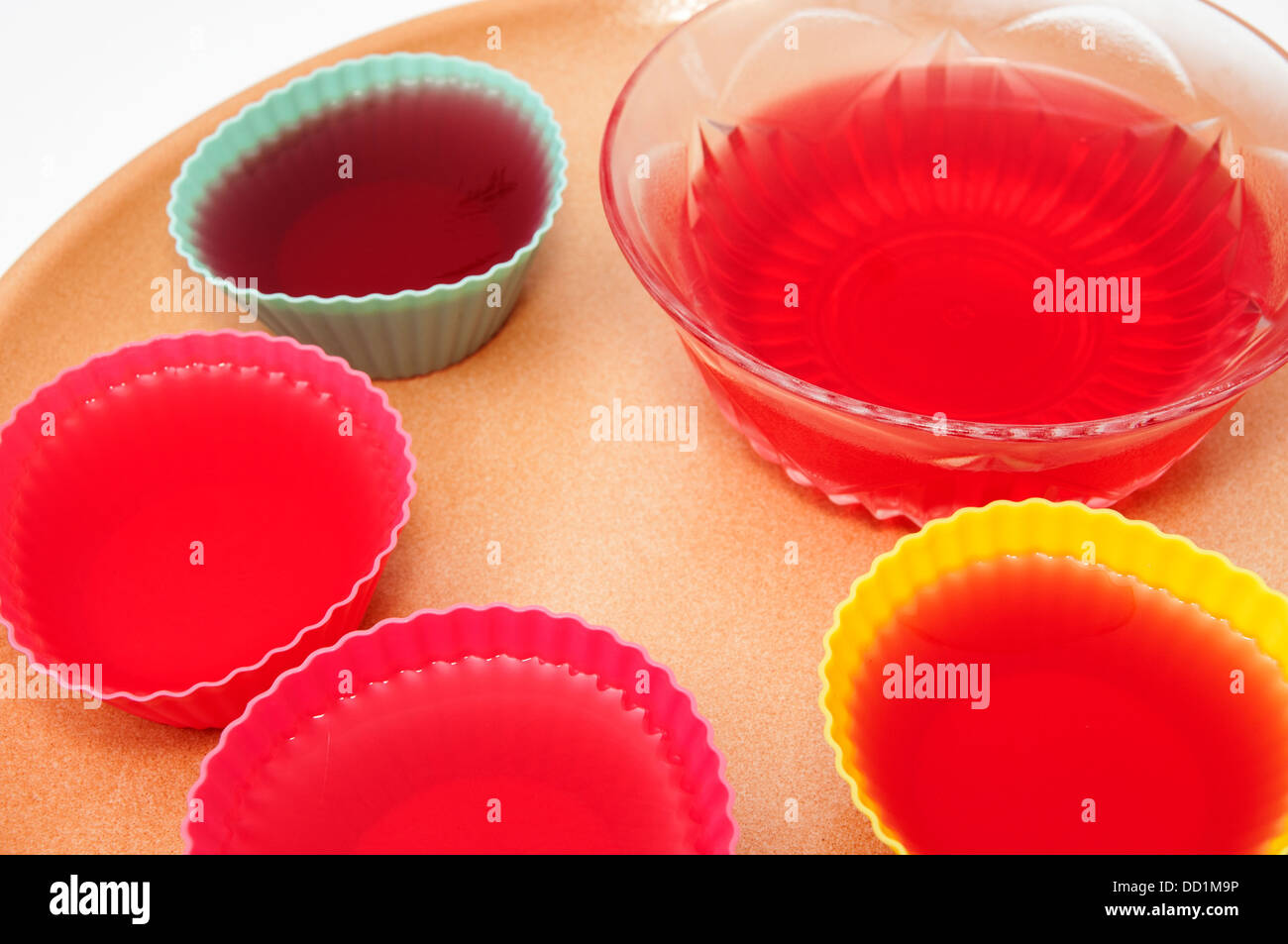 Erdbeere aromatisierte Gelatine auf weißem Hintergrund Stockfoto