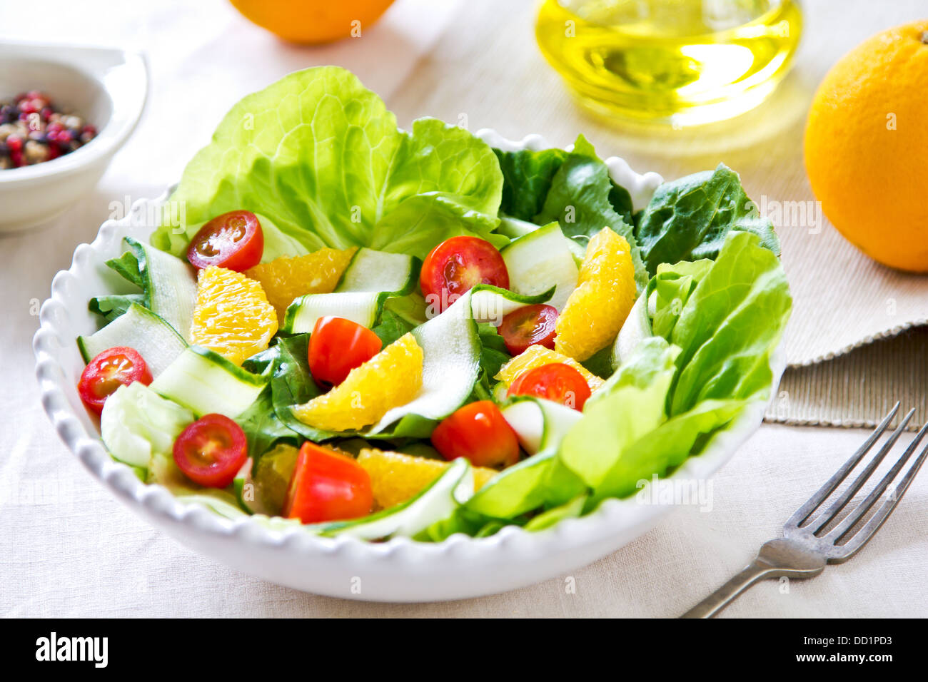 Frische Orange mit Cherry Tomaten und Blattsalat Stockfoto