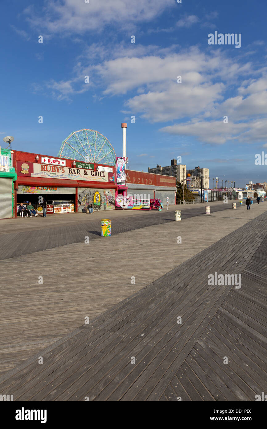 Der Coney Island-Promenade, bevölkert mit Vergnügungsparks. 22. Dezember 2011, Brooklyn, New York Stockfoto