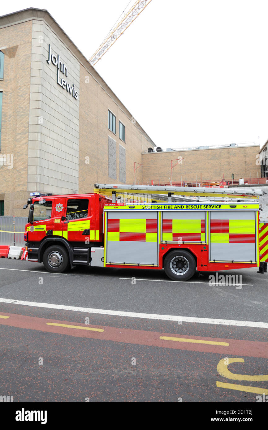 Glasgow, Schottland, Großbritannien, Freitag, 23. August 2013. Das Buchanan Galleries Shopping Center wurde heute evakuiert, mit Feuergeräten von Scottish Fire and Rescue Service, die den Vorfall wie hier in der Killermont Street gesehen, begleiteten Stockfoto