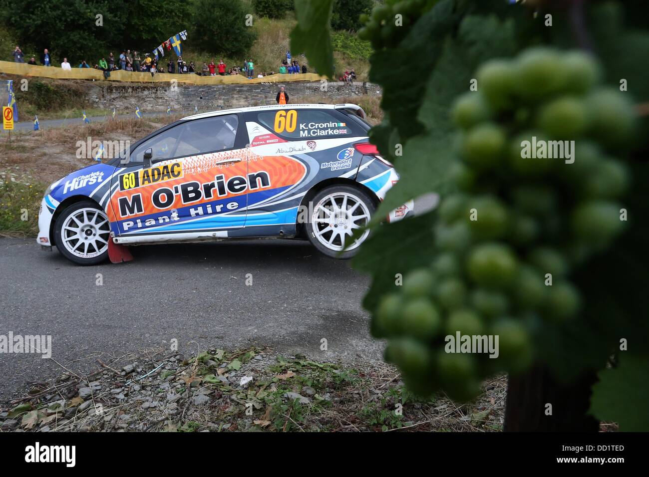 Kesten, Deutschland. 23. August 2013. Irische Rallye-Pilot Keith Cronin und seinem britischen Co-Pilot Marshall Clarke Fahrt durch die Weinberge während des vierten Wettbewerbs des ADAC Rallye Deutschland, die Bestandteil der FIA Rallye-Weltmeisterschaft, in der Nähe von Kesten, Deutschland, 23. August 2013 ist. Foto: THOMAS FREY/Dpa/Alamy Live News Stockfoto