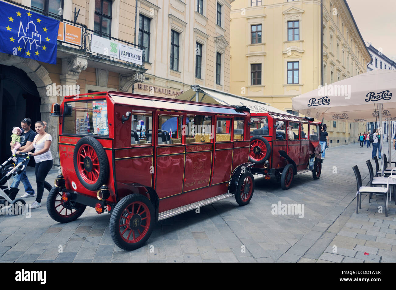 Tour-Bus In Bratislava Altstadt, Österreich, Osteuropa Stockfoto