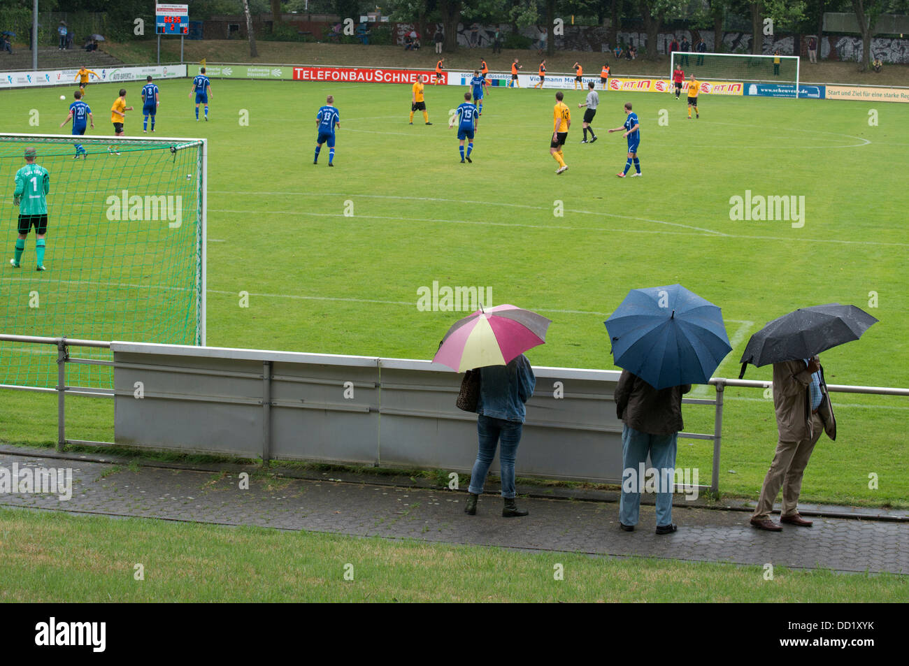 Unterstützer von TuRU 1880 Düsseldorf Football Club im Regen stehen Stockfoto