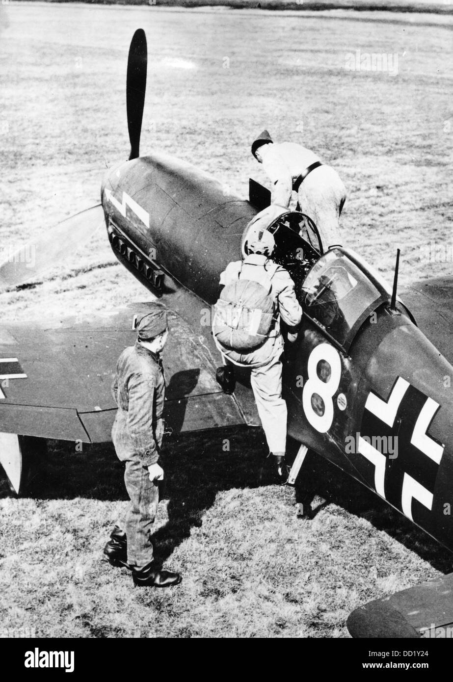 Ein Pilot der deutschen Luftwaffe steigt im Juli 1942 in ein Kampfflugzeug des Typs Heinkel He 113. Ort unbekannt. Die Nazi-Propaganda! Auf der Rückseite des Bildes vom 19. Juli 1942: " A He 113 is boarding." Fotoarchiv für Zeitgeschichte Stockfoto