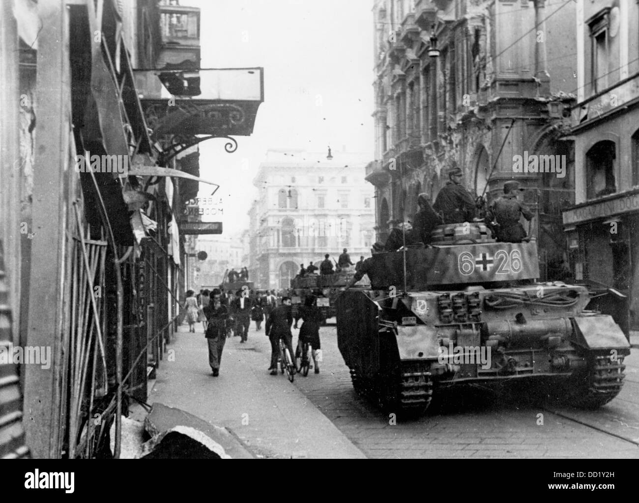 Das Bild der Nazi-Propaganda! Zeigt einen Panzer der SS Leibstandarte 'Adolf Hitler während der Besetzung von Mailand, Italien, im Kampf gegen die Regierung Badoglio in Italien am 11. September 1943. Fotoarchiv für Zeitgeschichte Stockfoto