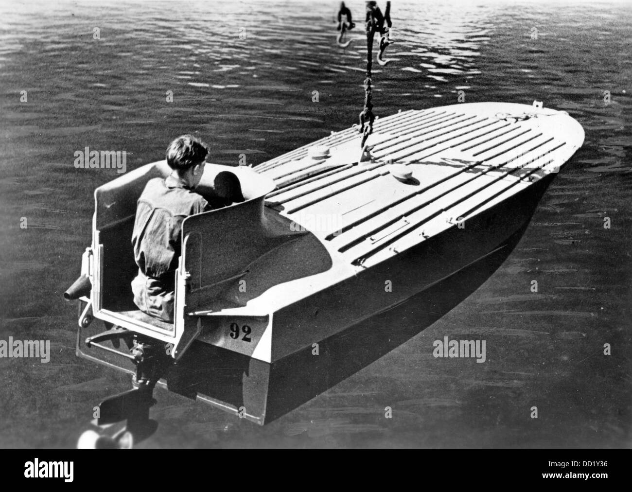 Im Oktober 1944 wird ein Sprengboot (ein mit Sprengstoffen gefülltes Navy-Motorboot, das als lika eine geführte Bombe agiert) gestartet. Ort unbekannt. Die Nazi-Propaganda! Auf der Rückseite des Bildes ist datiert vom 16. Oktober 1944: "Mann und Boot reisen auf den Feind zu. Der Erfolg des deutschen Sprengbooten, der vom Feind gefürchtet wird und von tapferen Männern direkt ins Ziel getrieben wird, ist gewaltig. - Hier wird ein Sprengboot mit einem Piloten gestartet, der seine zerstörerischen Reisen gegen den Feind beginnt." Fotoarchiv für Zeitgeschichte Stockfoto