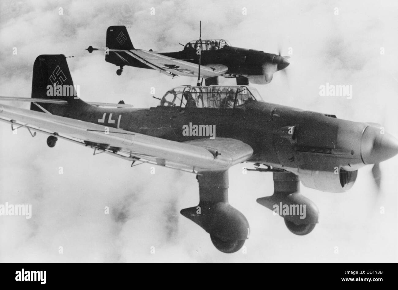 Tauchbomber des Typs Junkers Ju 87 im Dezember 1940 in Kampfmission für die deutsche Wehrmacht. Die Nazi-Propaganda! Auf der Rückseite des Bildes ist vom 6. Dezember 1940 datiert: "Die Task Force ist auf dem weg von der Kampfmission zum Heimathafen." Fotoarchiv für Zeitgeschichte Stockfoto