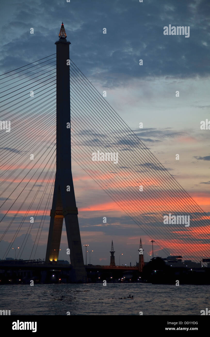 König Rama-Viii-Brücke, eine Kabel-gebliebene Brücke über den Fluss Chao Phraya; Bangkok, Thailand Stockfoto