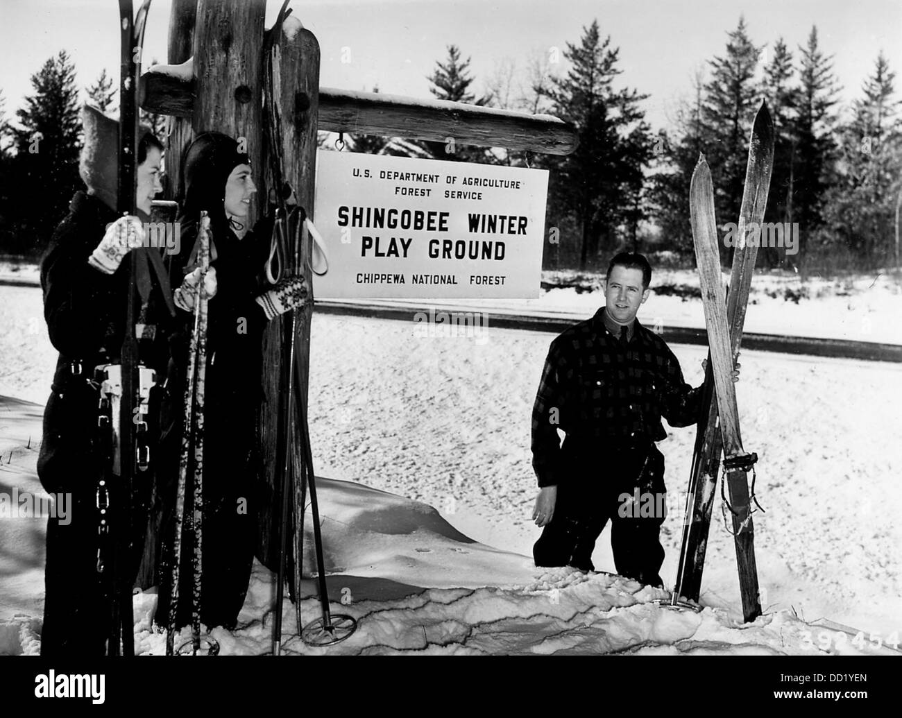 Das Eintrittsschild zum Shingobee Winter Sports Playground im Norden von Minnesota markiert das Tor zu einem beliebten Wintererholungsziel, das für Skifahren und schneebezogene Aktivitäten bekannt ist. Stockfoto