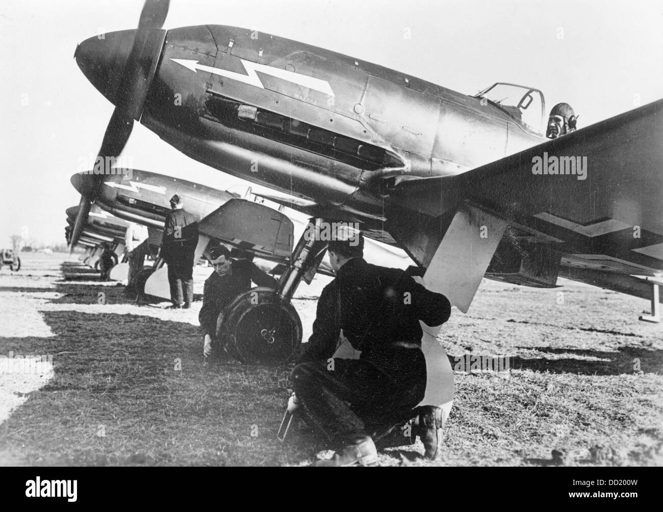 Mitglieder der deutschen Wehrmacht bereiten Kämpfer des Typs Heinkel He 113 für den nächsten Luftangriff im April 1940 vor. Ort unbekannt. Die Nazi-Propaganda! Auf der Rückseite des Bildes ist vom 29. April 1940 datiert: 'Der Heinkel-Kämpfer He 113 ist ein gefürchteter Gegner unserer Feinde. Heinkel Fighter He 113 steht bereit zum Start. Bei den einsitzigen Kampfflugzeugen handelt es sich um schwebende Flachflugzeuge und um Metallkonstruktionen. Sie sind bewaffnet und mit leichten und schweren Maschinengewehren ausgestattet, und es war auch eine Funkanlage.“ Fotoarchiv für Zeitgeschichte Stockfoto