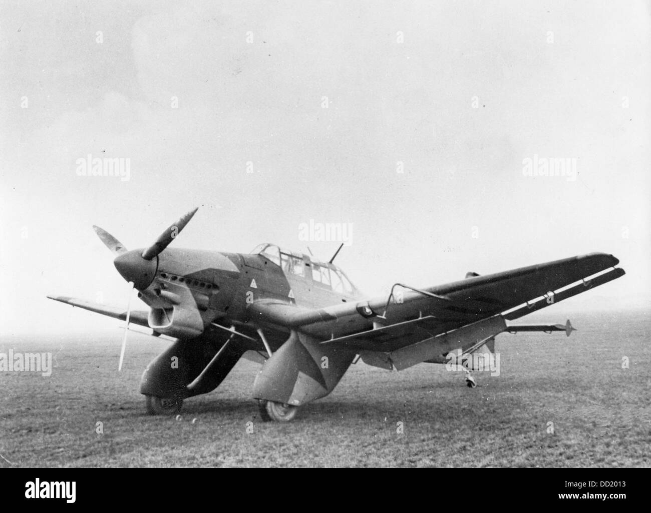 Die Sturzkampfbomber Junkers Ju 87 führt eine Mission für die deutsche Wehrmacht im März 1938. Der NS-Propaganda! auf der Rückseite des Bildes ist datiert 9. März 1938: "Sturzkampfbomber Junkers Ju 87. Die deutsche Luftwaffe verwendet man-Motor, Zweimann-Sturzkampfbomber Junkers Ju 87. Das Flugzeug ist mit zwei Maschinengewehren ausgestattet und kann eine Bombe Last von 250 bis 500 Kilogramm tragen. Als Sturzkampfbomber hat das Flugzeug eine Tauch-Bremse, die begrenzt die Tauchen Geschwindigkeit und ermöglicht es, nahe an das Ziel, die Entlastung der Crew vom Leiden von anziehenden Kräfte bekommen. Der Motor ist ein Junkers-Flugmotor "Juno 210" mit Stockfoto