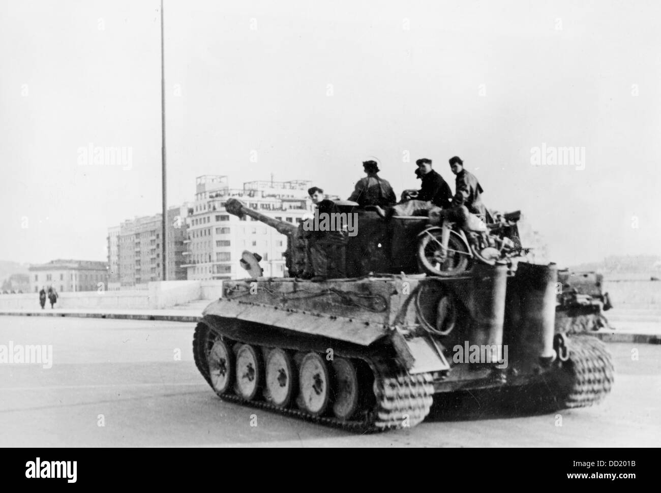 Panzer der deutschen Wehrmacht im Einsatz an der Front in Italien im  Februar 1944. Der NS-Propaganda! auf der Rückseite des Bildes ist 26.  Februar 1944 datiert: "schwere deutsche Panzer Rollen durch die