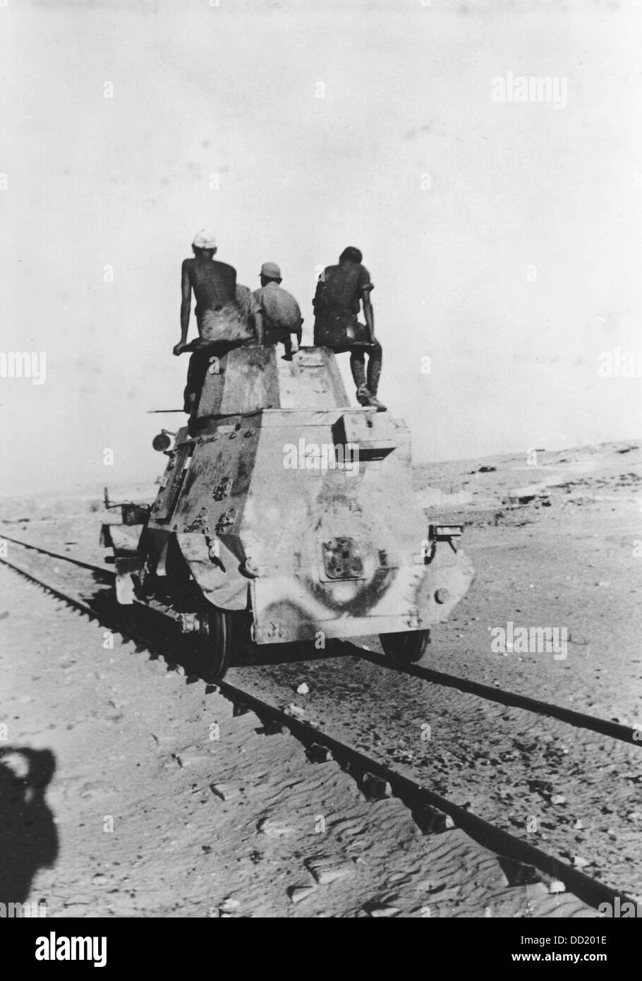 Das Bild der Nazi-Propaganda! Zeigt Soldaten der deutschen Wehrmacht mit einer Lokomotive, die als gepanzerter Aufklärungswagen in der Nähe von Tobruk, Libyen, rekonstruiert wurde, veröffentlicht am 31. August 1942. Fotoarchiv für Zeitgeschichte Stockfoto