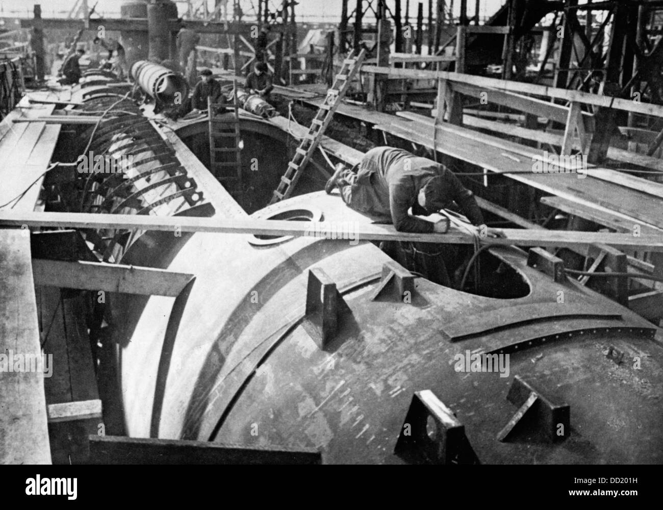Das Bild der Nazi-Propaganda! Zeigt einen Schiffsmechaniker beim Bau eines U-Boots für die Marine im Oktober 1940. Ort unbekannt. Fotoarchiv für Zeitgeschichte Stockfoto