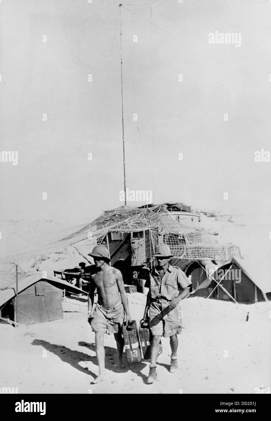 Das Bild der Nazi-Propaganda! Zeigt Soldaten des Deutschen Afrikakorps neben einer Telefonstation in Afrika, veröffentlicht am 7. Dezember 1941. Ort unbekannt. Fotoarchiv für Zeitgeschichte Stockfoto