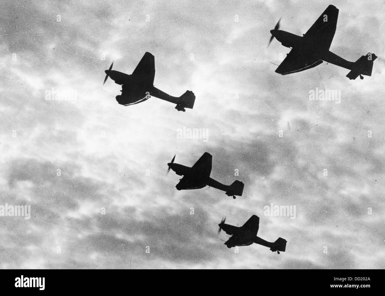 Tauchbomber des Typs Junkers Ju 87 führen ihre Mission für die deutsche Wehrmacht im August 1942 aus. Die Nazi-Propaganda! Auf der Rückseite des Bildes ist vom 28. August 1942 datiert: 'Unsere Stukas (Deutsche Kurzform für Sturzkampfflugzeug - Tauchbomber) unermüdlich gegen den Feind. Diese Ju 87 sind mit schweren Bomben beladen und erheben sich in die Luft. Richtung: Auf den Feind. Fotoarchiv für Zeitgeschichte Stockfoto