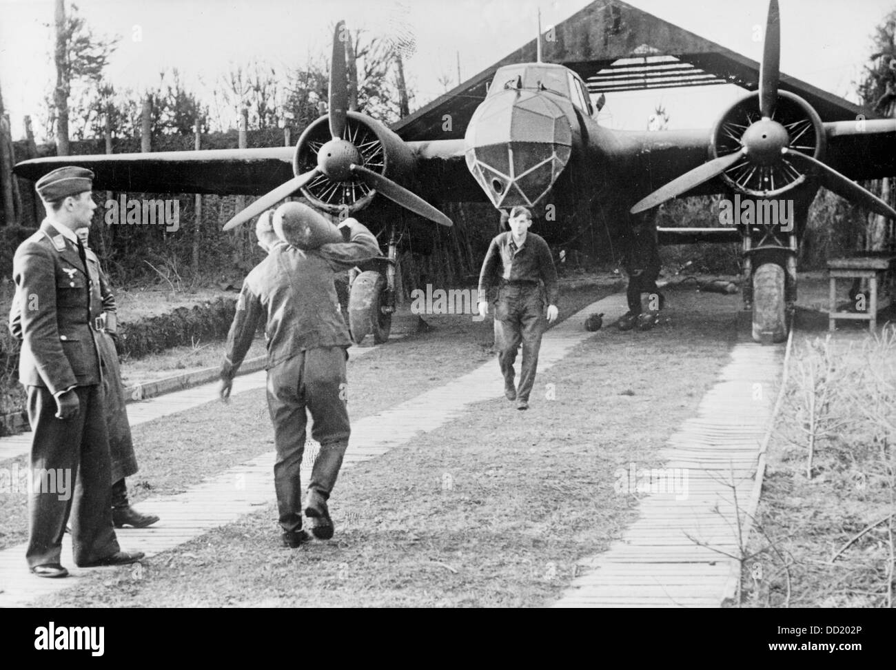 Das Bild der Nazi-Propaganda! Bodenbesatzungsmitglieder beladen ein Flugzeug mit Bomben für den nächsten Luftangriff der deutschen Wehrmacht gegen Großbritannien im Dezember 1940. Fotoarchiv für Zeitgeschichte Stockfoto