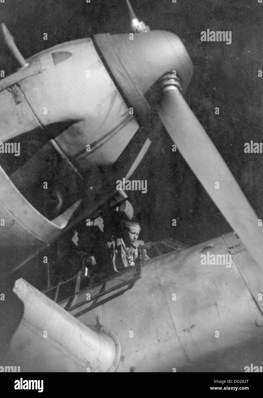 Das Bild der Nazi-Propaganda! Zeigt einen Piloten, der kurz vor einer Nachtoperation im Oktober 1944 in sein Flugzeug einsteigt, Ort unbekannt. Fotoarchiv für Zeitgeschichte Stockfoto