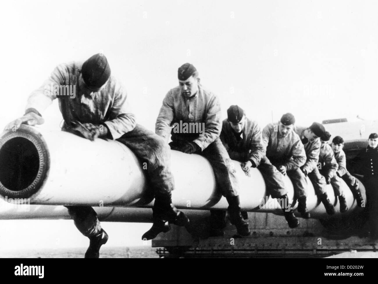 Das Bild der Nazi-Propaganda! Zeigt Mitglieder der deutschen Marine, wie sie im März 1941 das Gewehrfass eines Schlachtschiffs reinigen. Ort unbekannt. Fotoarchiv für Zeitgeschichte Stockfoto