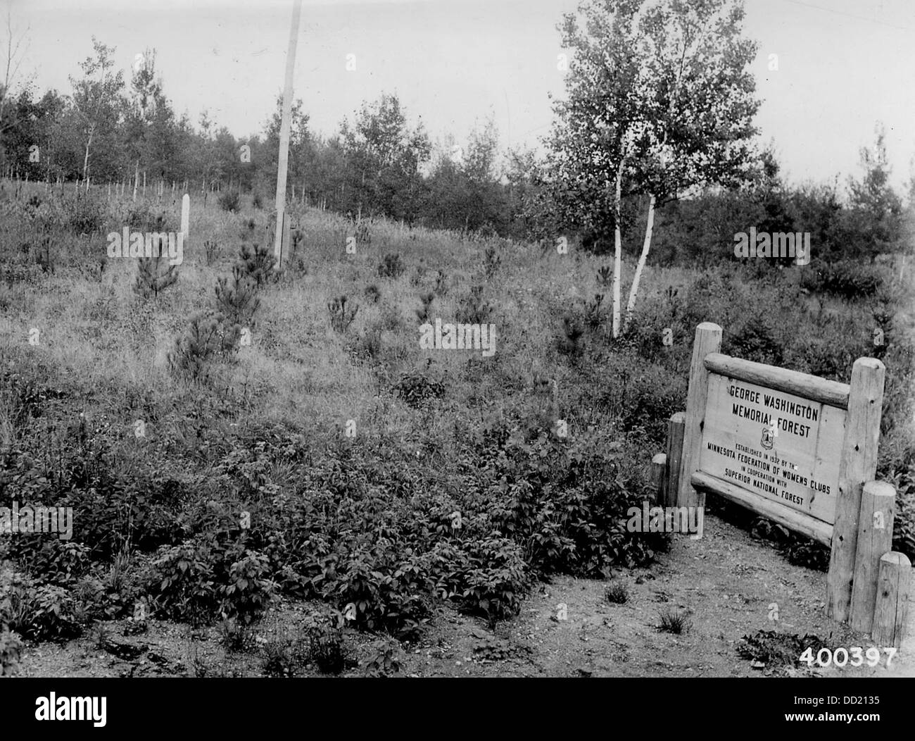 Dieses Foto zeigt die George Washington Memorial Plantation, eine historische Stätte, die der Erhaltung des Vermächtnisses von George Washington gewidmet ist. Die Plantage repräsentiert die frühe Geschichte der amerikanischen Landwirtschaft und ihre Verbindung zum amerikanischen Erbe. Stockfoto