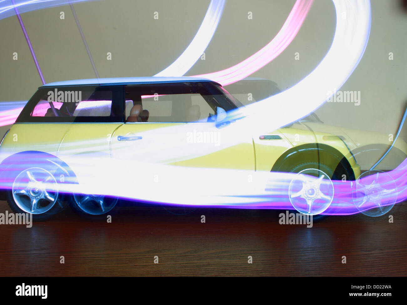 Ein Spielzeugauto voran mit Bewegung Linien mit einer Taschenlampe Stockfoto