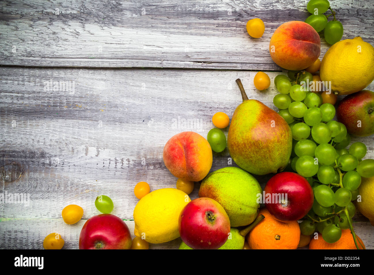 Herbstliche Ernte von Früchten auf hölzernen Hintergrund Stockfoto