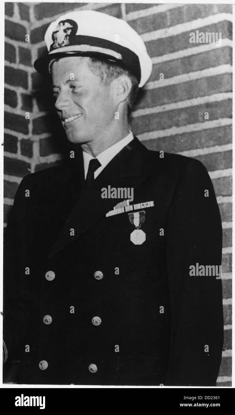 Leutnant John Fitzgerald Kennedy in Navy Uniform tragen, Navy und Marine Corps Medal, purpurrotes Herz... - 299712 Stockfoto