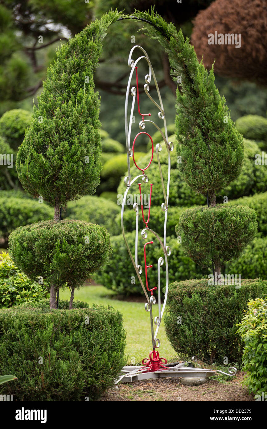 Pearl Mönchsorden ohne gärtnerische Erfahrung weggeworfene Pflanzen verwandelte sich in eine erstaunliche Formschnitt Wunderland in seinem ehemaligen Maisfeld in einem kleinen Dorf im ländlichen South Carolina. Stockfoto