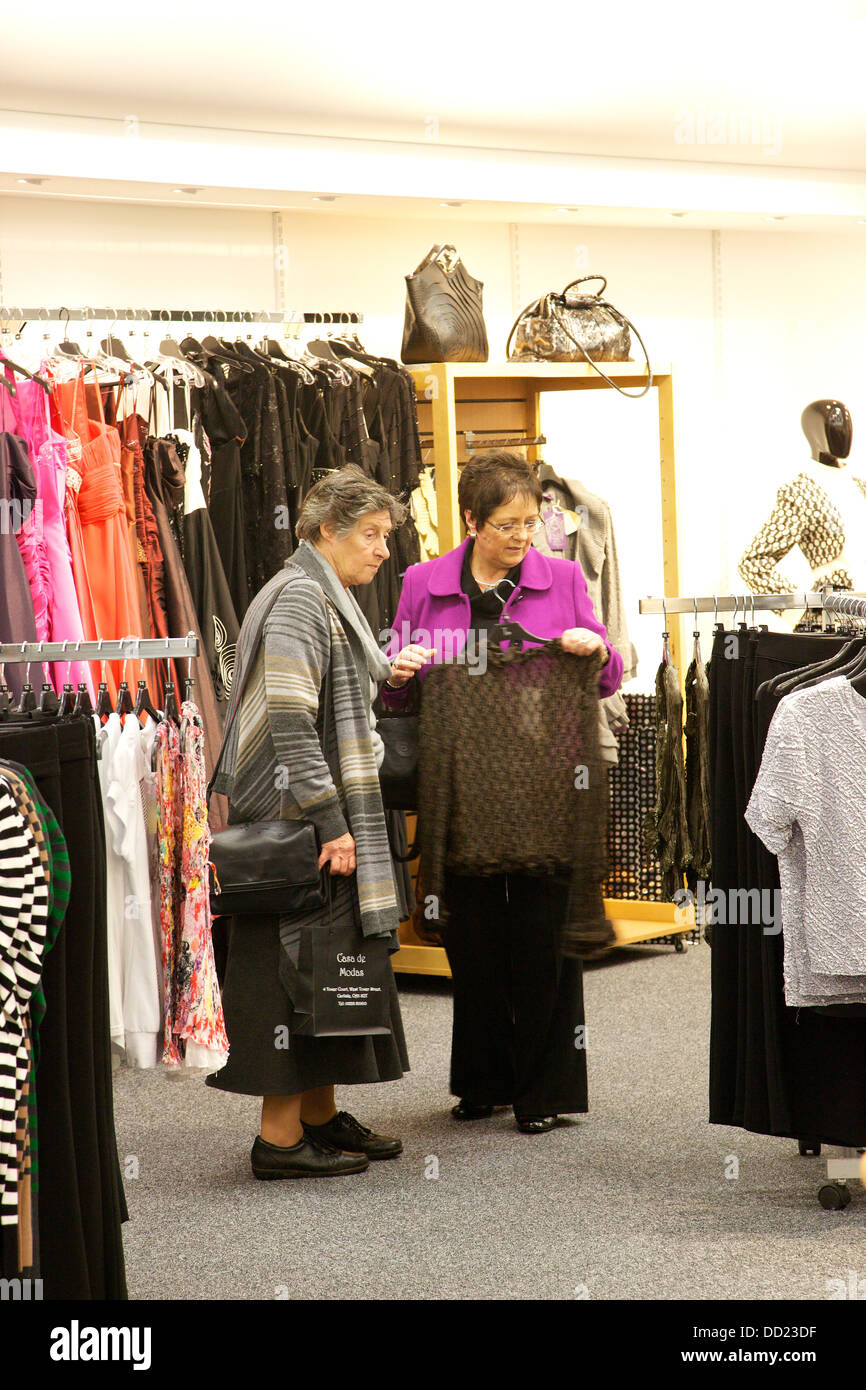 Frauen shopping für Kleider in Bekleidungsgeschäft Stockfoto