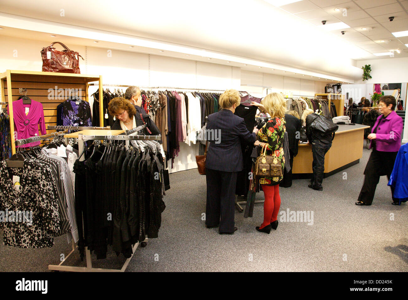 Frauen shopping für Kleider in Bekleidungsgeschäft Stockfoto