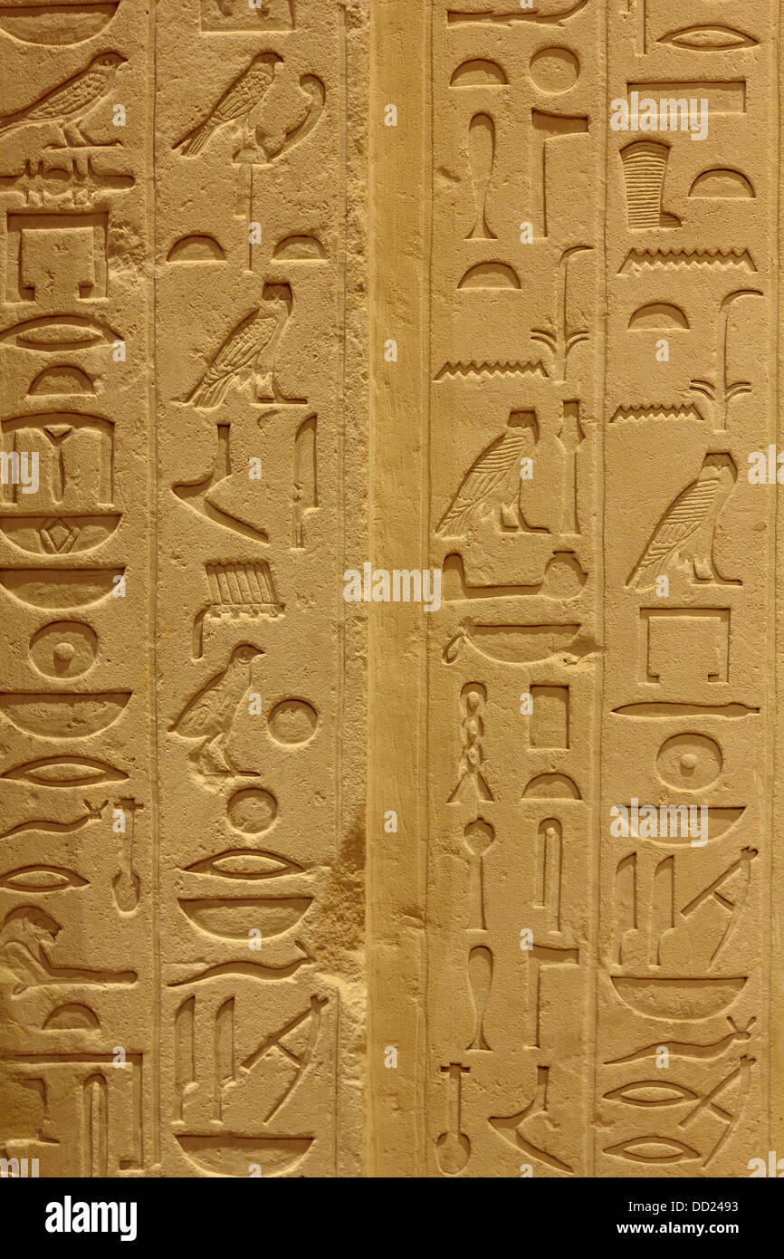 Eine Nahaufnahme Schuss von ägyptischen Hieroglyphen aus ein uraltes Artefakt im Berliner Museum bewahrt. Stockfoto