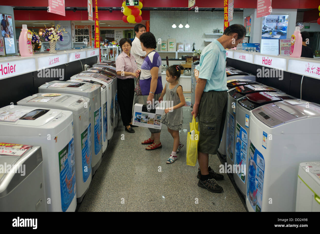 Haier Waschmaschinen stehen zum Verkauf im Ladengeschäft Gome Elektrogeräte in Peking, China. 2013 Stockfoto