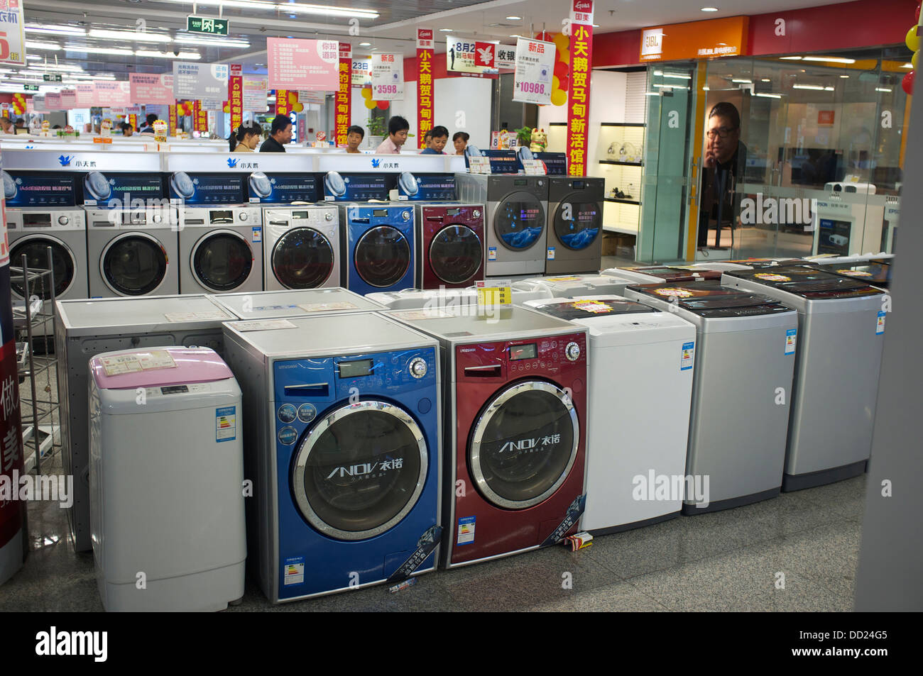 Little Swan Waschmaschinen stehen zum Verkauf in in einem Gome-Elektrogeräte-Geschäft in Peking, China. 2013 Stockfoto