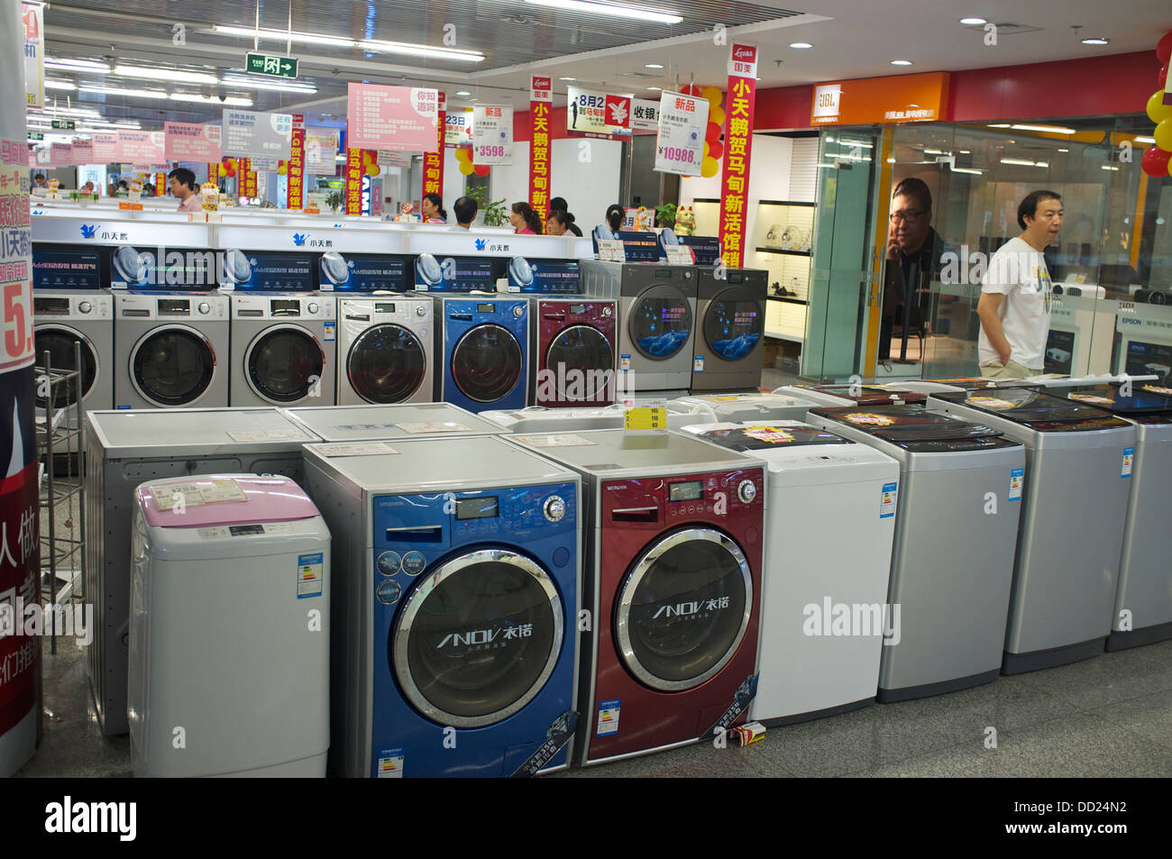 Little Swan Waschmaschinen stehen zum Verkauf in in einem Gome-Elektrogeräte-Geschäft in Peking, China. 2013 Stockfoto
