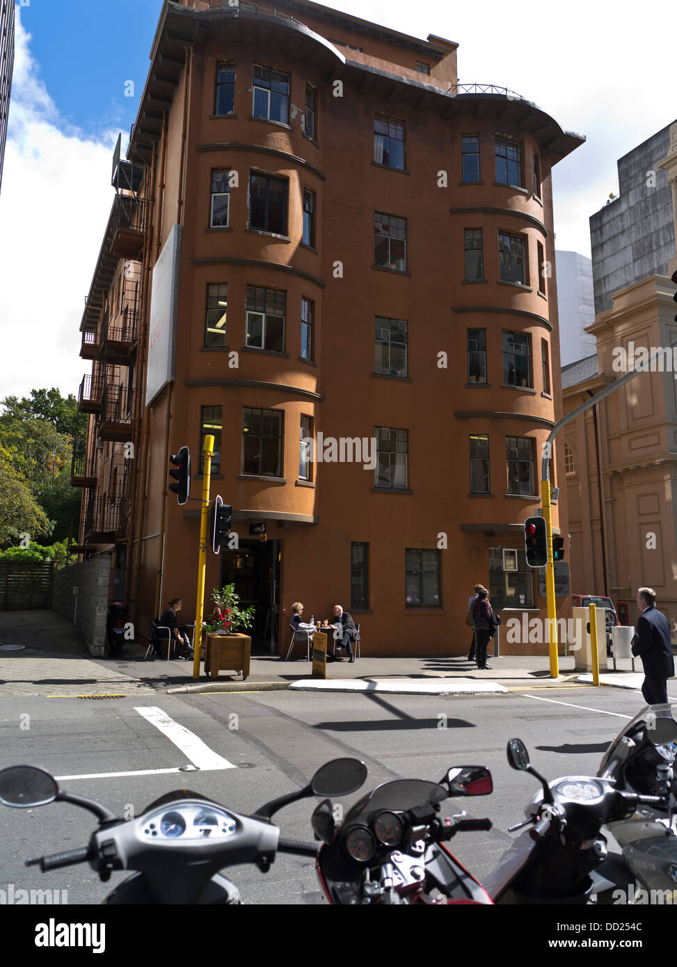 dh die Terrasse WELLINGTON NEW ZEALAND Pendler Motorrad Rang Straßencafé Städtebau Stockfoto