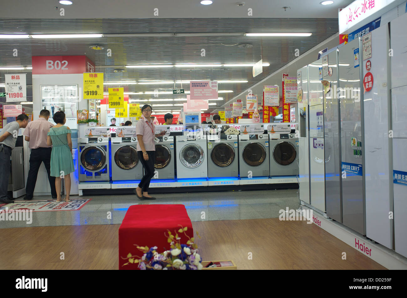 Haier Waschmaschinen und Kühlschränke sind auf Verkauf in einem gome Elektrogeräte in Peking, China. 2013 Stockfoto
