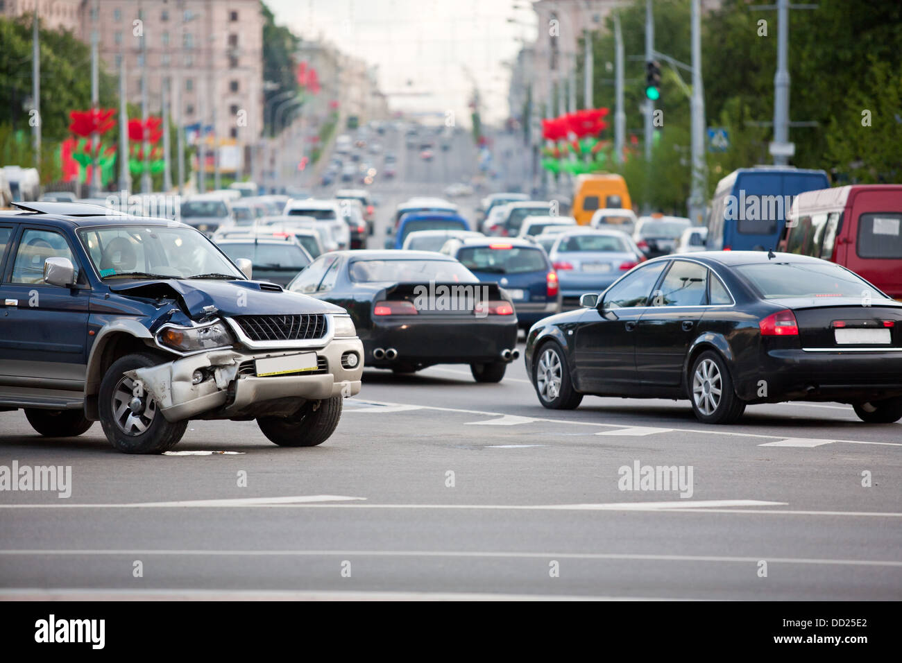 Auto hat bei einem Unfall auf dem Hintergrund der großen Stau Stockfoto